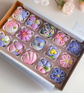 Box of 15 Japanese wagashi confections shaped as decorative flowers in pastel colors