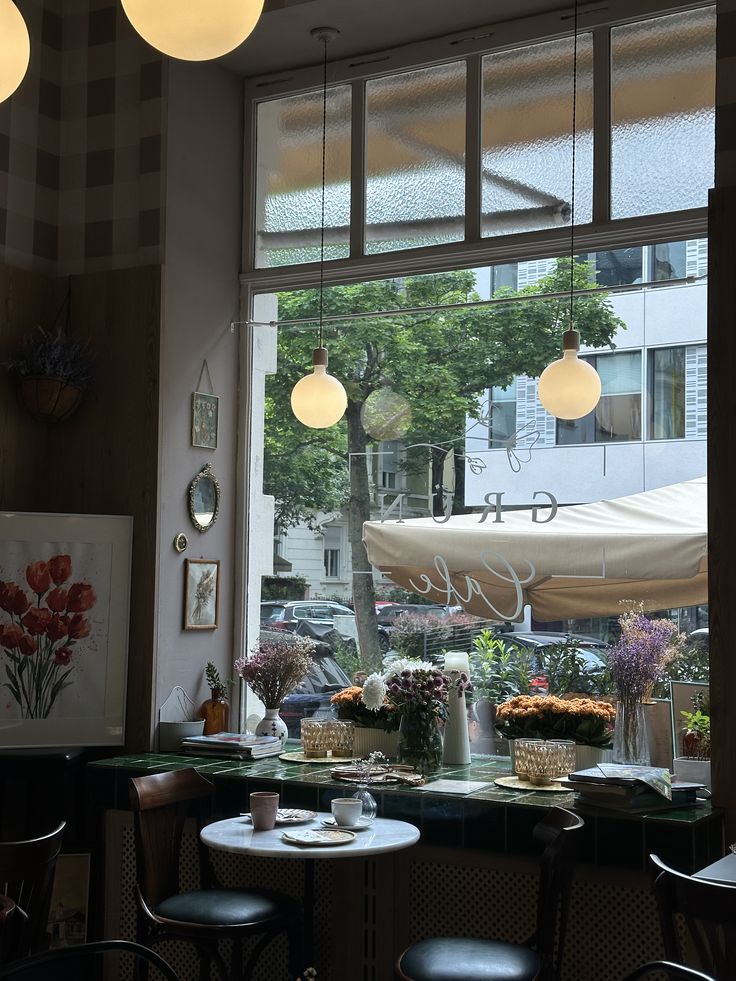 Exterior of Cafe Grün coffee shop in Germany with cozy storefront