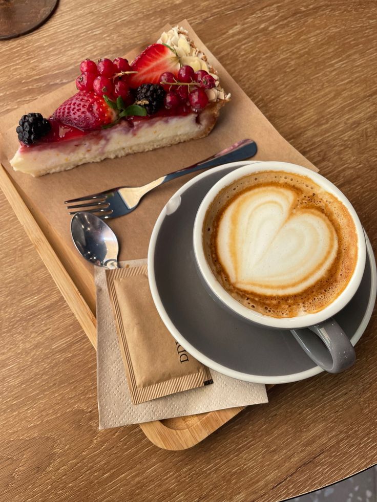 Latte Art and Berry Cake