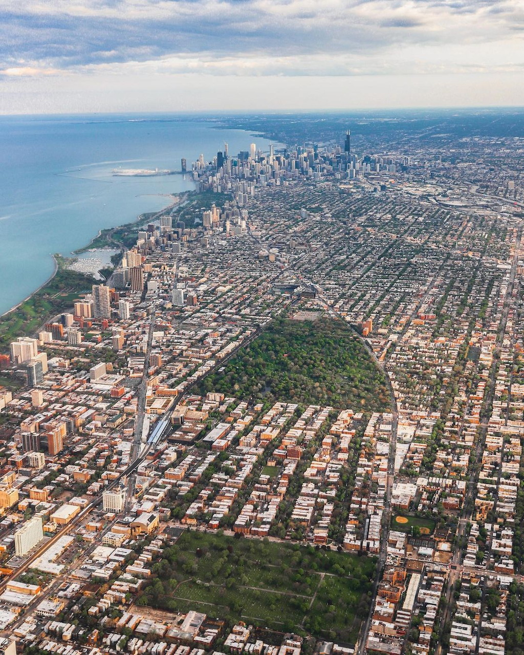 Aerial photograph of Chicago showing the skyline, Lake Michigan, neighborhoods, and parks