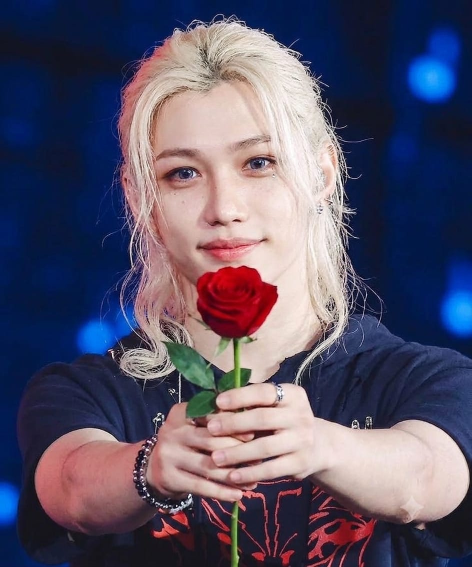 Blond Performer Rose