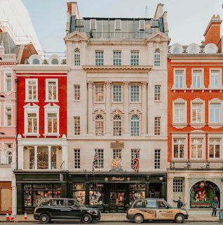 Piccadilly Bookstore Facade