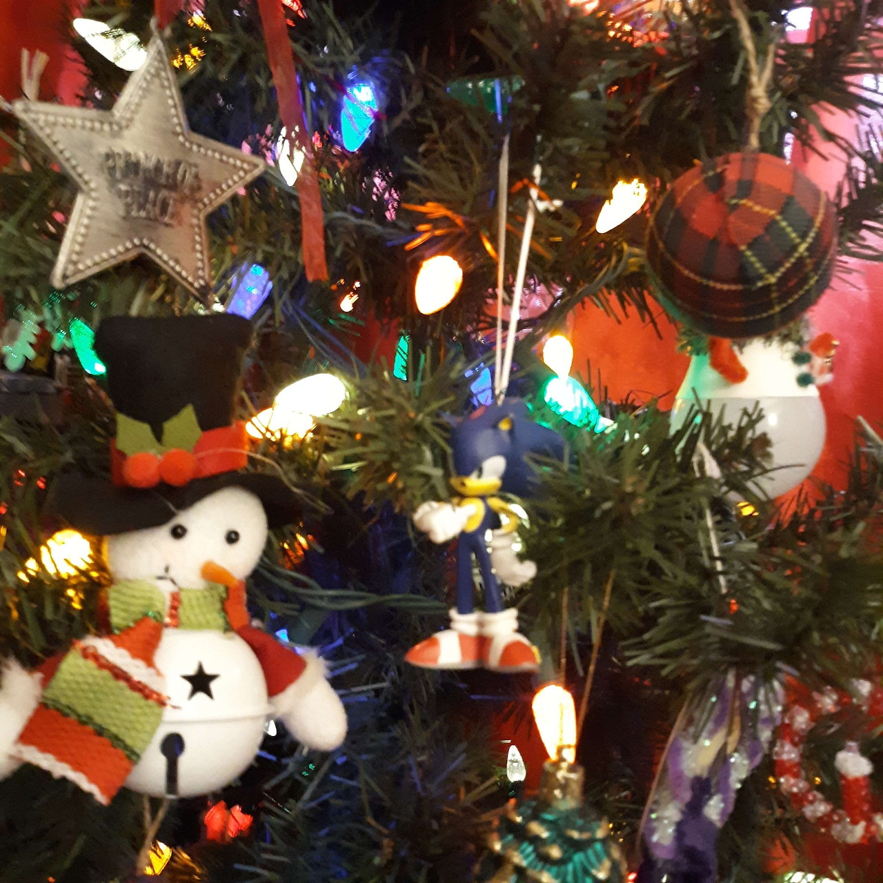 Christmas tree with Sonic ornament, snowman, lights, and star decorations