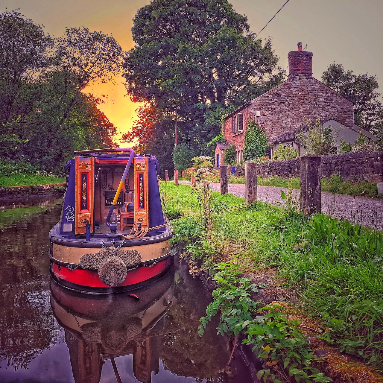 Canal Narrowboat Cottage