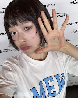 NewJeans Member Selfie