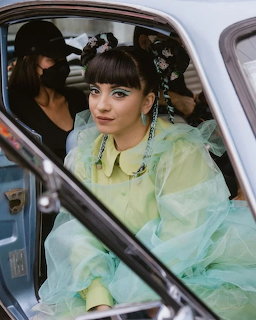 Mon Laferte in Car