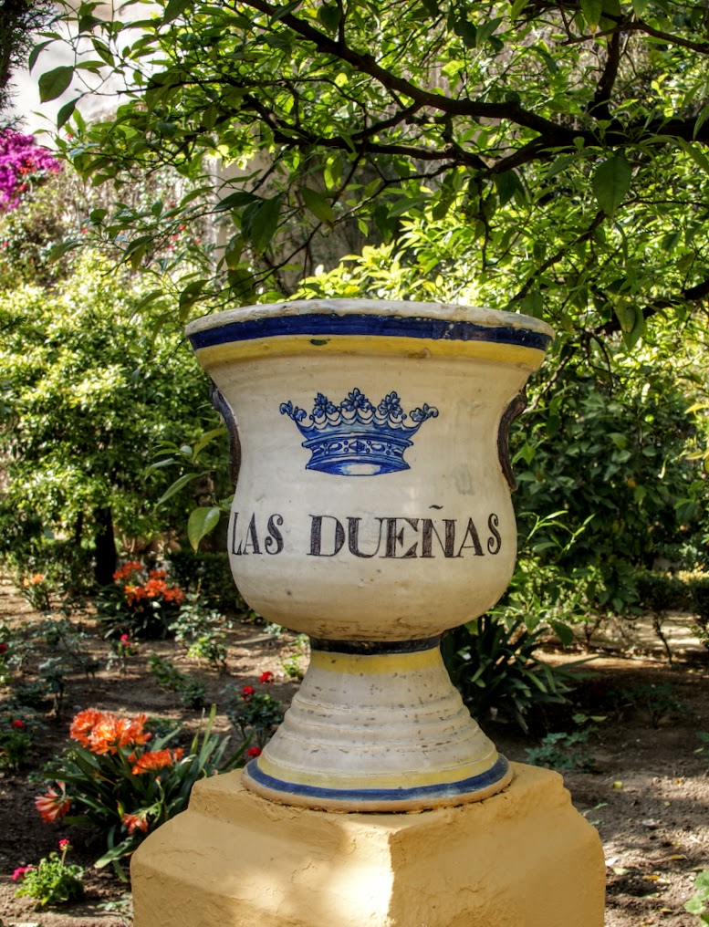 Las Dueñas Garden Urn