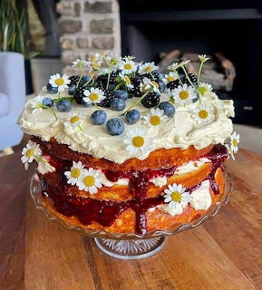 Layered Berry Cake with Daisies