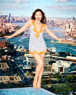 Hailee Steinfeld Cityscape
