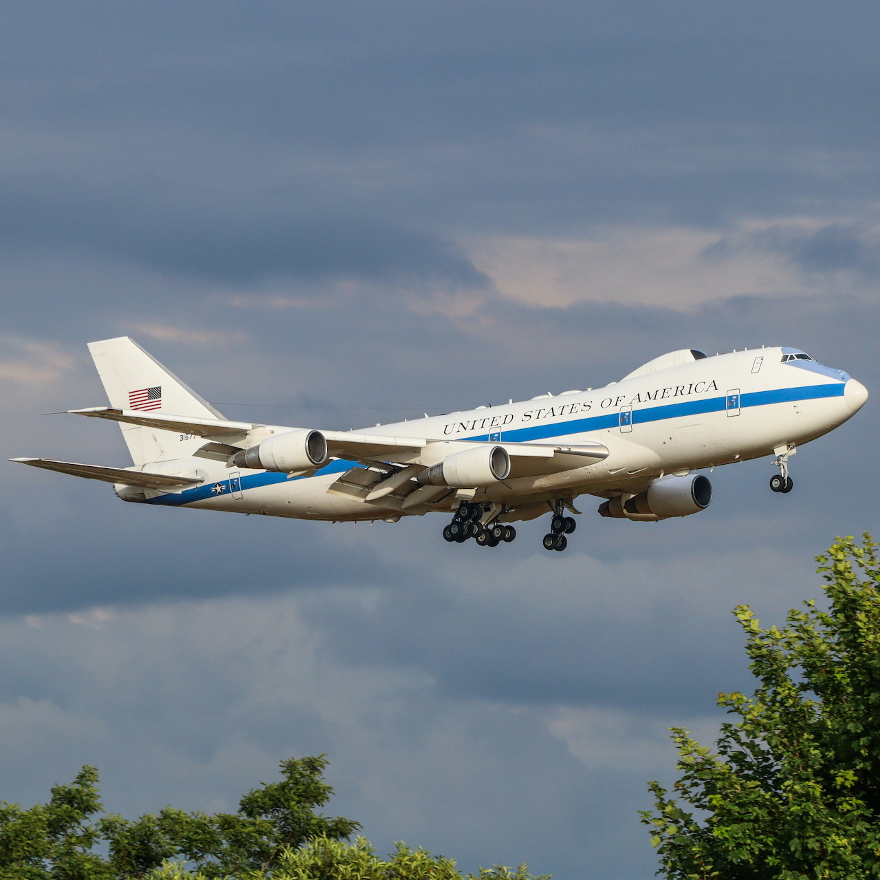 USAF Boeing 747 Landing
