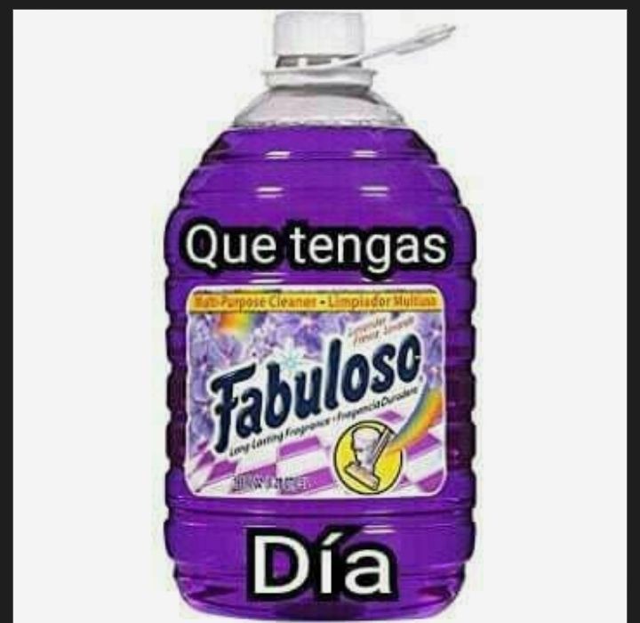 Purple cleaner bottle on a white background with Spanish text overlay
