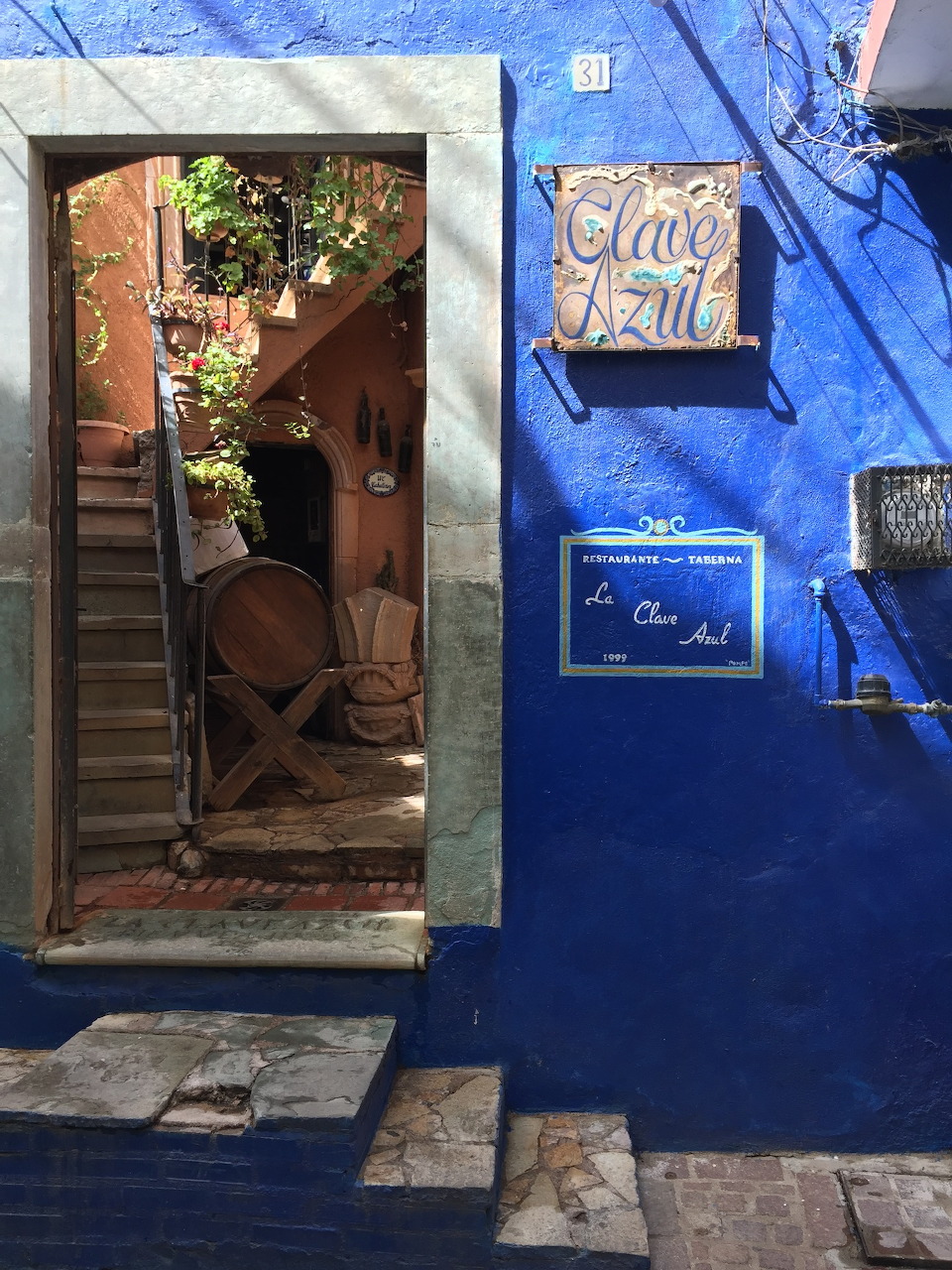 Blue facade of Clave Azul restaurant in Guanajuato, Mexico