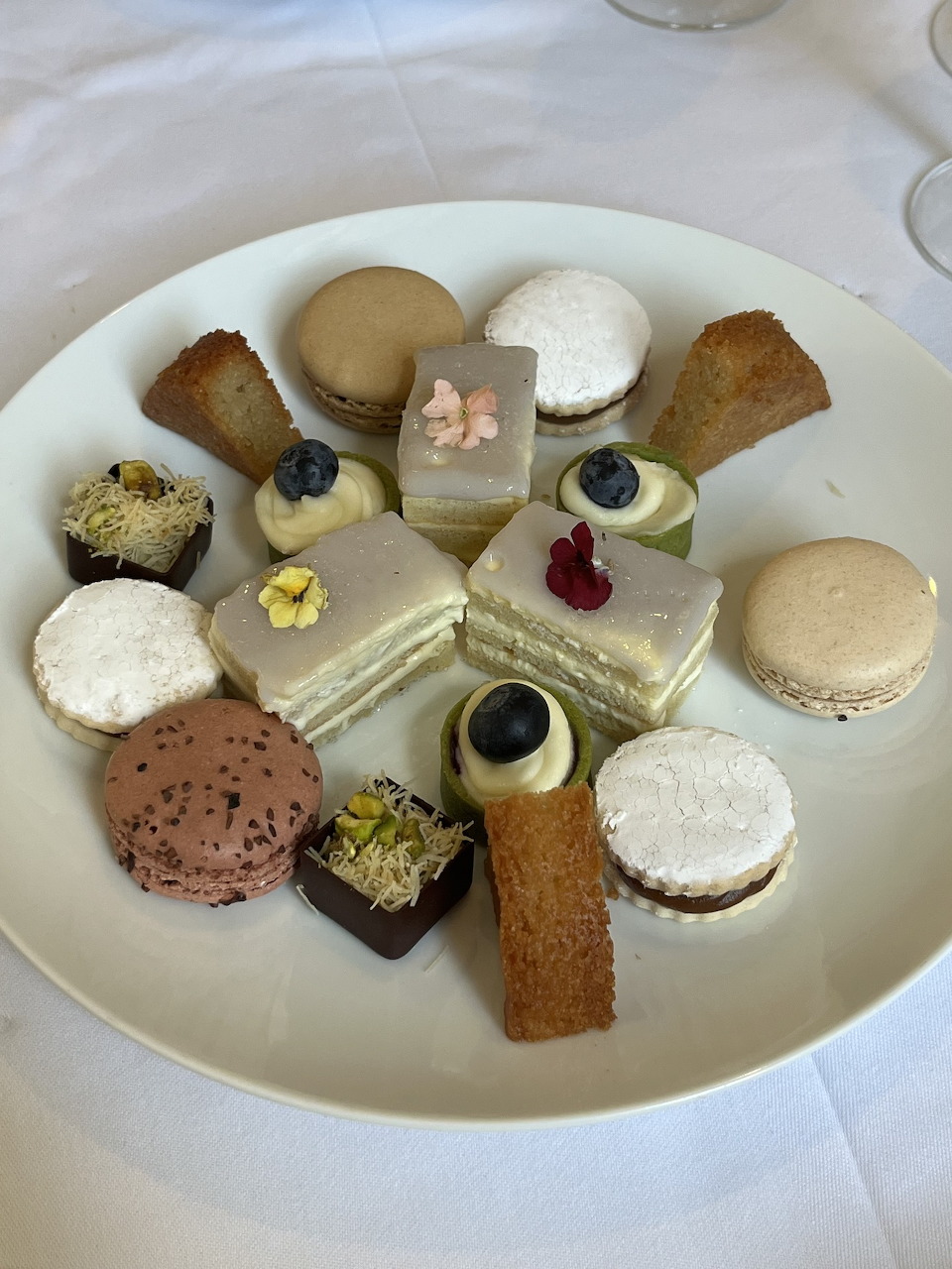 Food arrangement with prepared dishes
