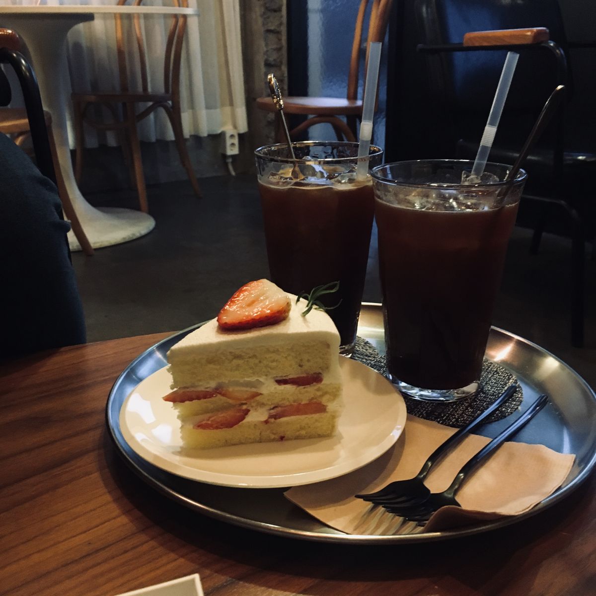 Iced coffee drinks and strawberry shortcake slice on tray