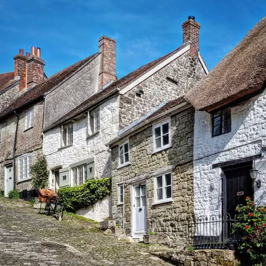 Stone cottages along the steep cobbled Gold Hill street in Shaftesbury, Dorset