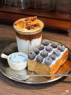 Honeycomb Latte and Blueberry Toast