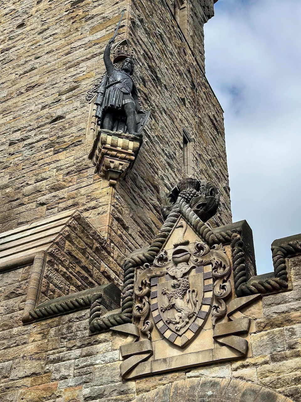 Stone wall of the National Wallace Monument with a statue niche and carved crest