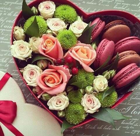 Heart box with pink roses, green flowers and macarons