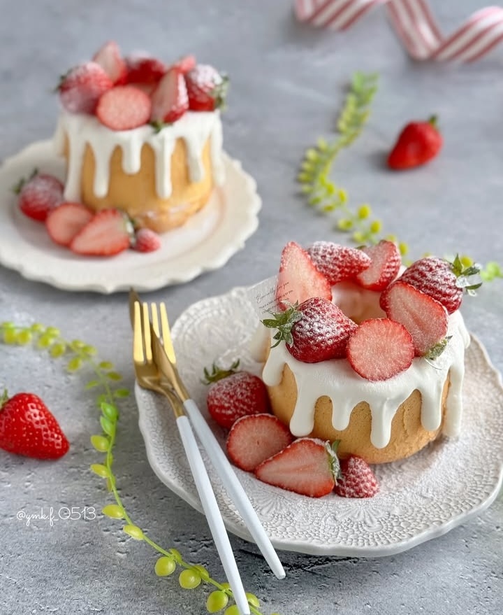 Strawberry Drip Cakes