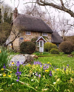 Lockeridge Thatched Cottage Garden