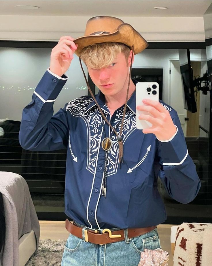 Portrait photo of Sam Golbach