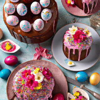Easter Cakes with Decorated Eggs