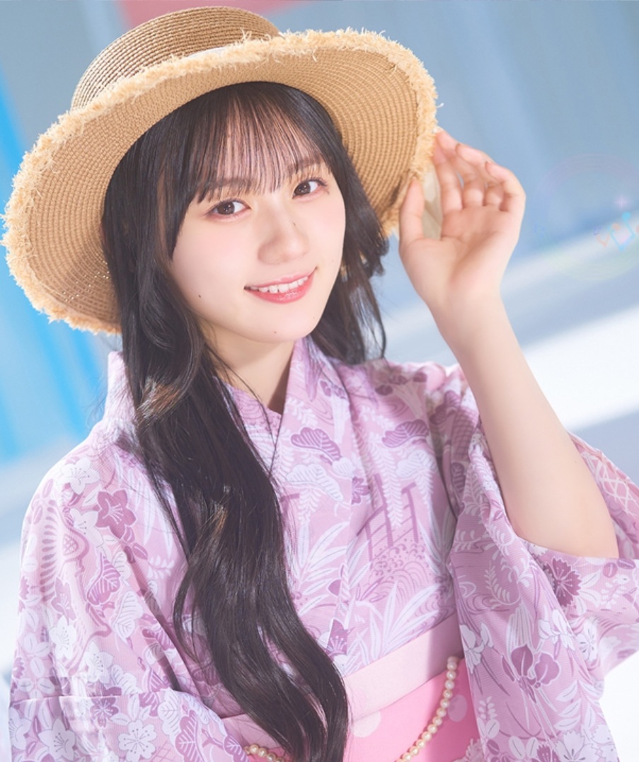 Smiling young woman wearing a light purple yukata and straw hat