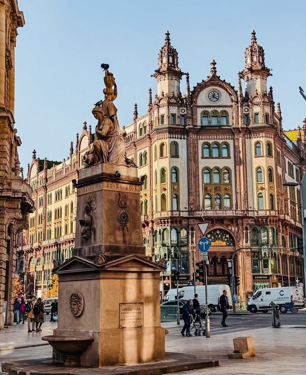 Párizsi Udvar Budapest Street