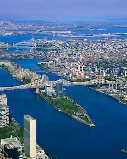 Aerial photograph of Roosevelt Island between Manhattan and Queens with bridges and East River