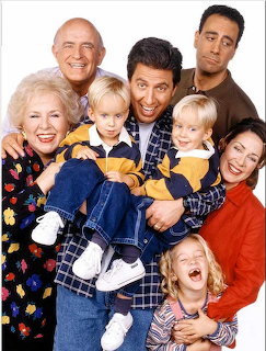 Cast of Everybody Loves Raymond TV show posing together in a group family portrait