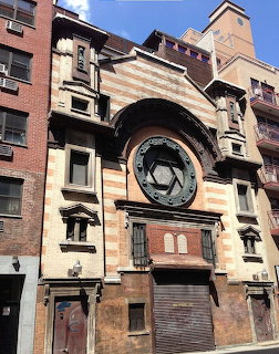 Facade of the Erste Warshawer Synagogue with arched entrance and large Star of David window