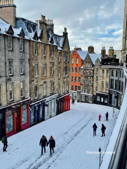 Snowy Victoria Street Edinburgh