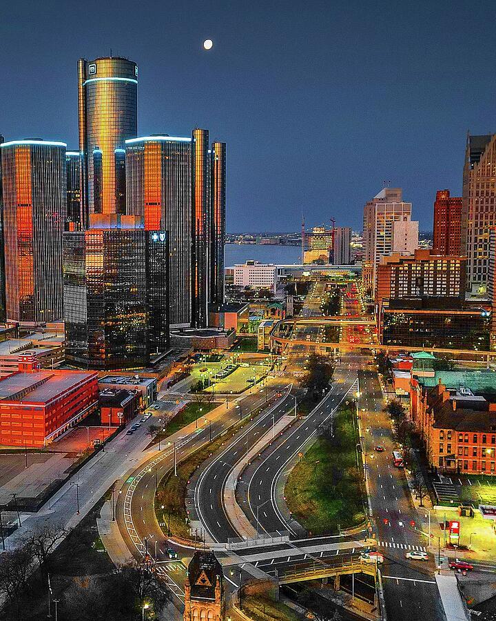Full moon above the Renaissance Center skyline in Detroit at dusk