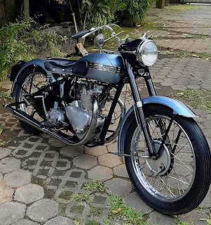 Blue vintage Triumph Thunderbird 6T motorcycle on cobblestone street
