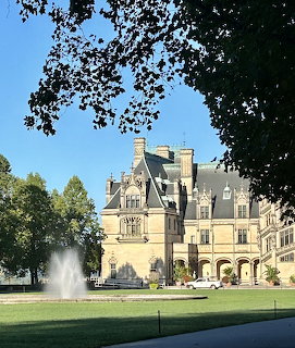 Biltmore Estate mansion with fountain and green lawn in Asheville, North Carolina