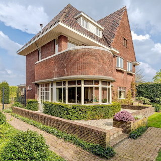 Art Deco Brick House Garden