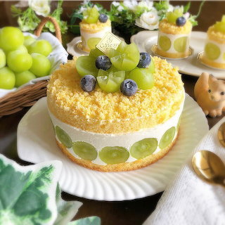 Grape Cream Cake with Crumble