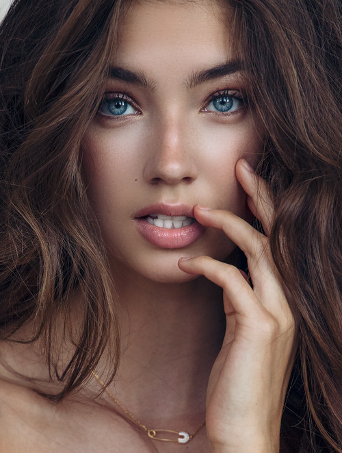 Lorena Rae Portrait