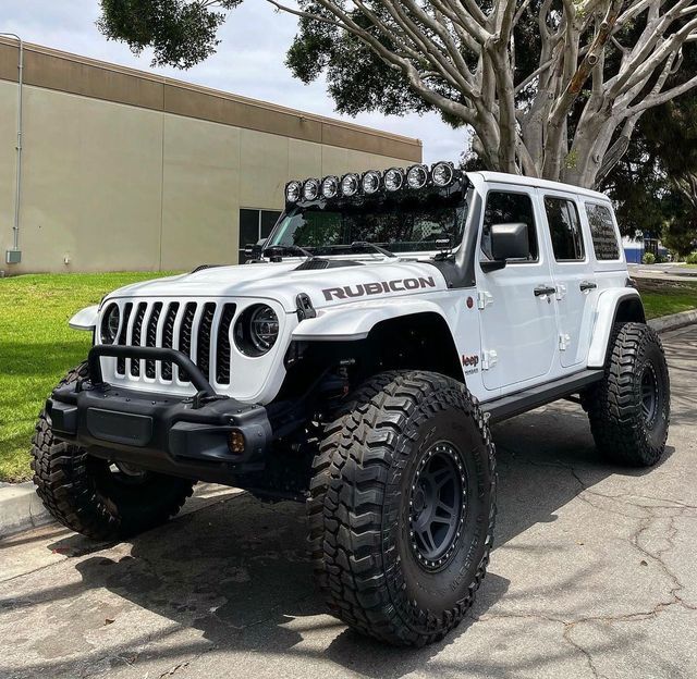 White Jeep Rubicon