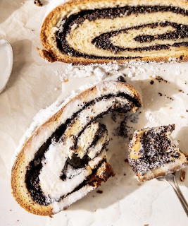 Slices of poppy seed roll pastry sprinkled with powdered sugar