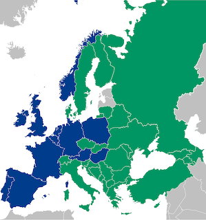Map of Europe with countries colored in blue, green, and grey indicating motorway sign color categories