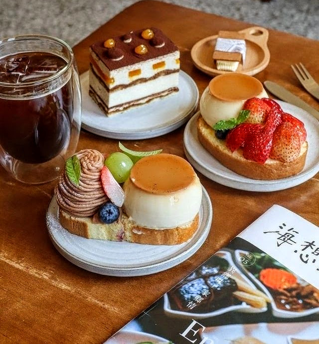 Iced americano with tiramisu, custard pudding and tarts